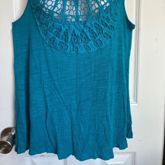 Turquoise tank with lace size Large - - Picture 6 of 6